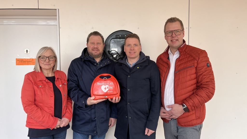 Der Heimatschutzverein Neuenbeken stellt Defibrillator bereit