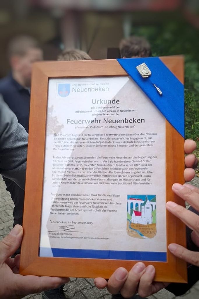 Die silberne Verdienstnadel der Arbeitsgemeinschaft samt Urkunde