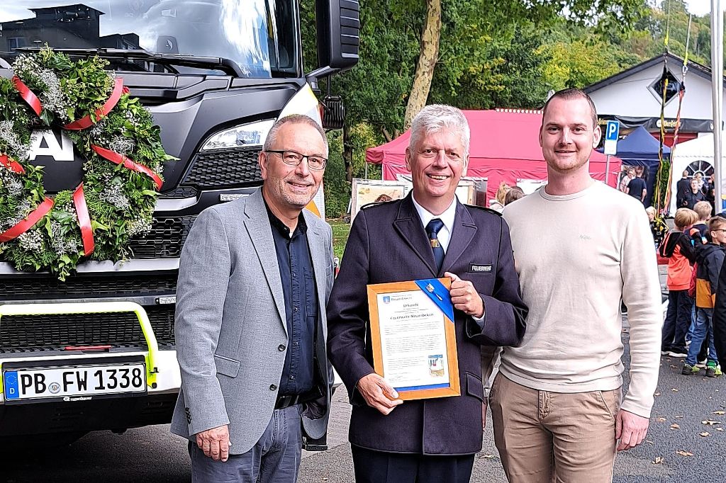 Stellvertretend für alle Neuenbeker Feuerwehrleute nahm Löschzugführer Frank Beineke die Verdienstnadel der AGV entgegen.